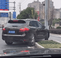 搞笑gif妹子你吃的这小龙虾怎么和我见过的不一样