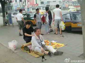 唐山90后男孩带病重父亲街头摆摊为父筹医疗费高清组图