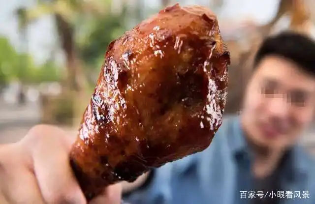 上海迪士尼火鸡腿,80元一只游客哄抢,游客就它最便宜了