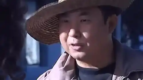 女总裁出门办事,刚巧碰到捡废品老同学,这下同学好运来了