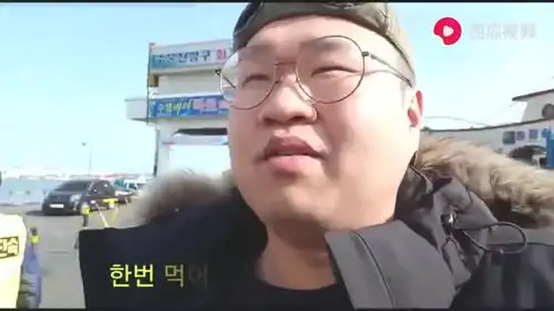 韩国大胖哥吃大螃蟹生鱼片面条吃的太香了这表情真满足