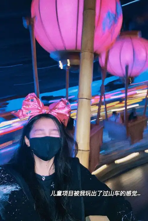 关晓彤北京环球影城plog曝光蝴蝶结小黄人帽可爱加持