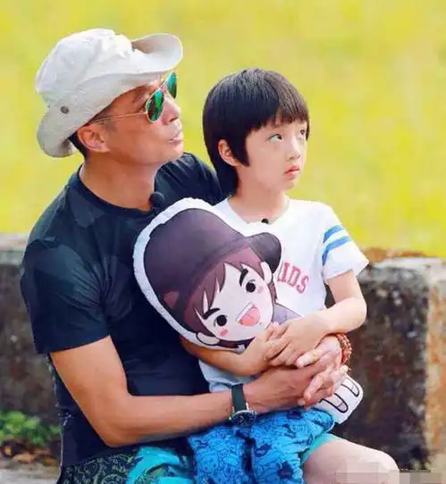 吴镇宇晒出10岁儿子费曼近照,长得又高又胖,黑眼圈格外显眼