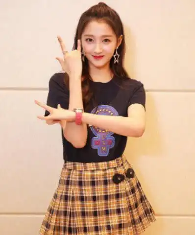 表情关晓彤盛装亮相戛纳现场,谁注意旁边男士表情网友瞬间不淡定表情