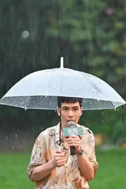 萧敬腾广州参加活动晴天突然下大雨,雨神称呼实至名归不得不服