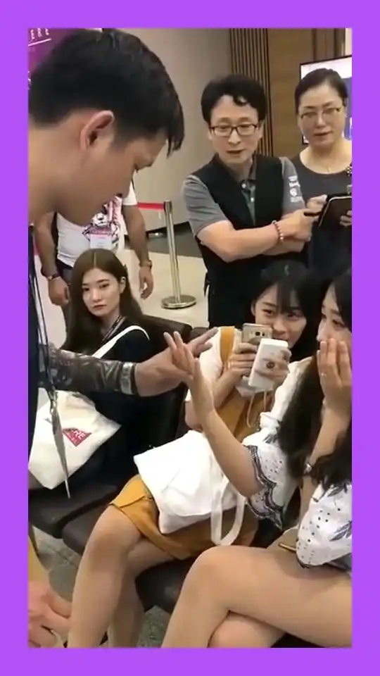 撩妹魔术,最后萌妹子的表情都呆了