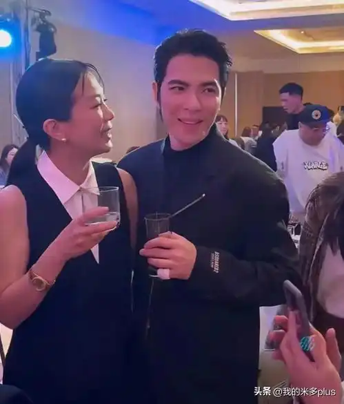 萧敬腾和老婆参加宴会,全程搂着林有慧不放开,饭桌上牵手真腻歪