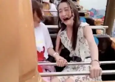 大宝表情管理有多牛关晓彤坐海盗船成表情包,她却丝毫不乱