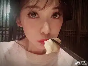 被夸第一名模的冻龄女神如今却胖出小肚子像怀胎3月