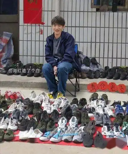 一年默默挣一亿话题是李佳琦的,流量是薇娅的,但真金白银都是她的