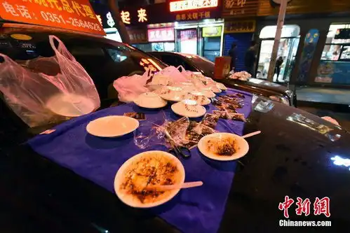 土豪开大奔卖小吃称摆摊为挣油钱