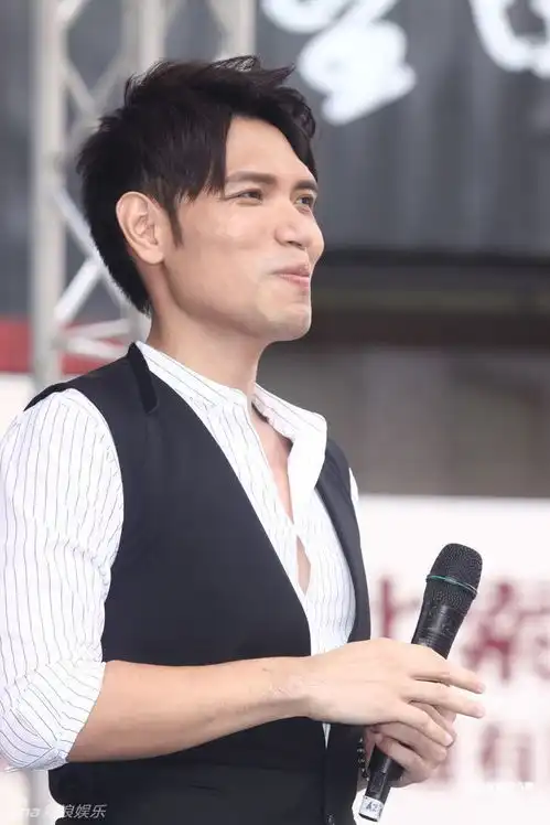 组图杨宗纬歌迷送养声妙方不怕与萧敬腾比较