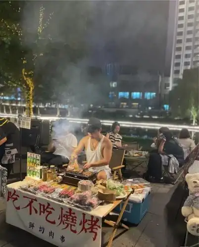 年轻人的地摊江湖有人日赚5000元,有人黯然退场