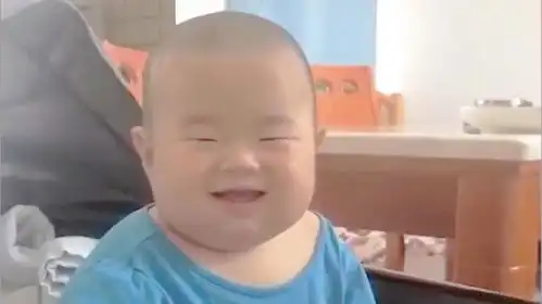 小胖娃东倒西歪打瞌睡,被妈妈嘲笑惊醒,接下来的表情萌翻了