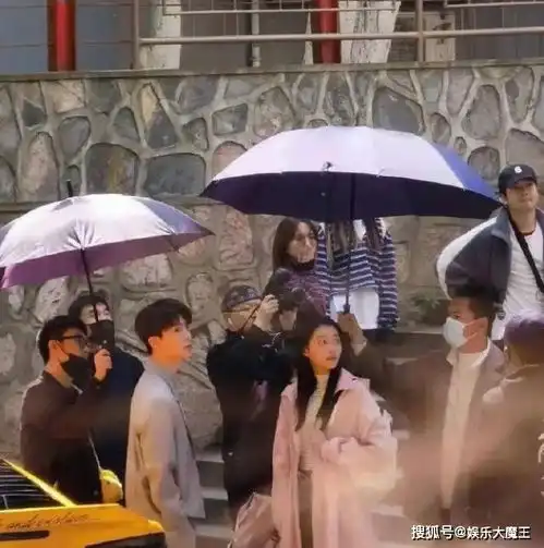 范丞丞荧幕初吻没了,与关晓彤吻戏路透曝光不借位,彤姐瞪大眼睛表情好笑