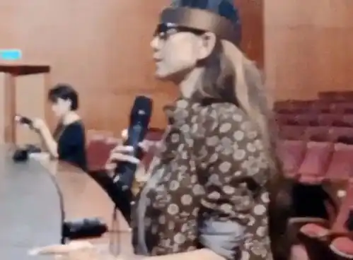 63岁杨丽萍疫情期间不停工,穿长裙跳舞体型消瘦,头发指甲长到吓人