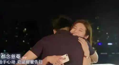 人设崩塌装纯情小白兔,街上拥抱摸头杀被拍她到底有多假