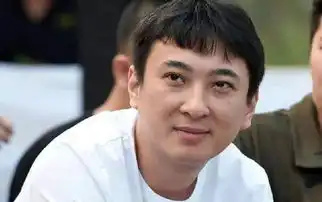 王思聪喜宴偶遇阿姨粉,十分乖巧配合合影,只是表情略显尴尬