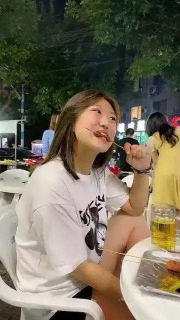 东北女人就是豪横,吃个羊肉串,整出六亲不认的表情
