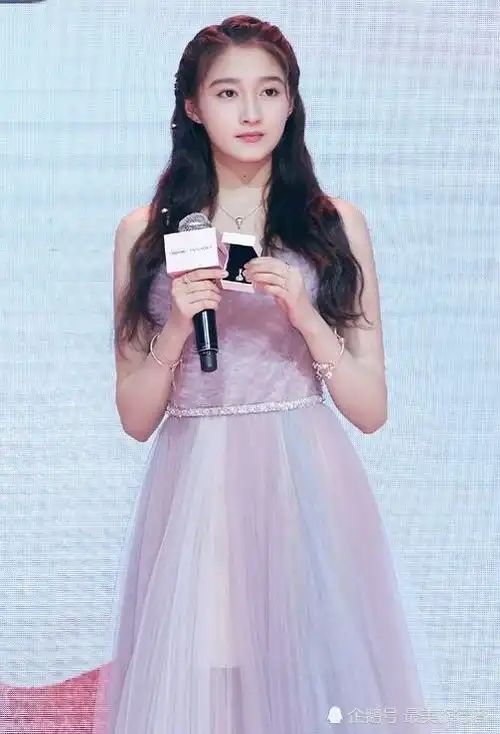 关晓彤有多惊艳大胆尝试鱼尾裙,看到全身照美到犯规