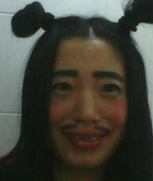 妹子,你是第一次吃鸡腿吗,表情可真是到位啊