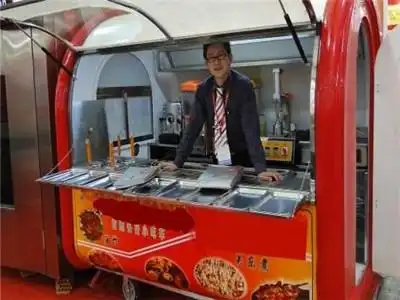大专学生毕业摆摊卖串,每天出摊三次,夜宵在大学门口生意好