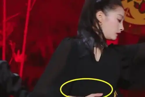 宋亚轩拦腰抱关晓彤,脸上表情早已出卖内心,想恋爱的节奏