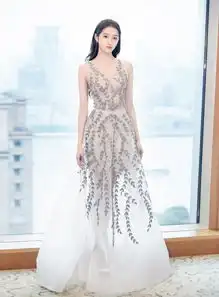 22岁关晓彤变高调,一袭半透纱裙变身小仙女,美得不像话