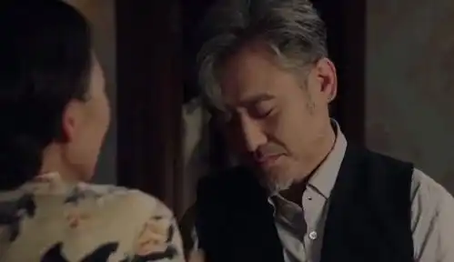 吴秀波低调现身首都机场,完全不受绯闻影响,男人味十足