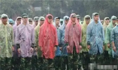 萧敬腾各地军训学生奇葩求雨,只猜中了剧情...