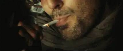 先把炸弹点着再点了根烟抽了一口,炸弹炸了是什么电影