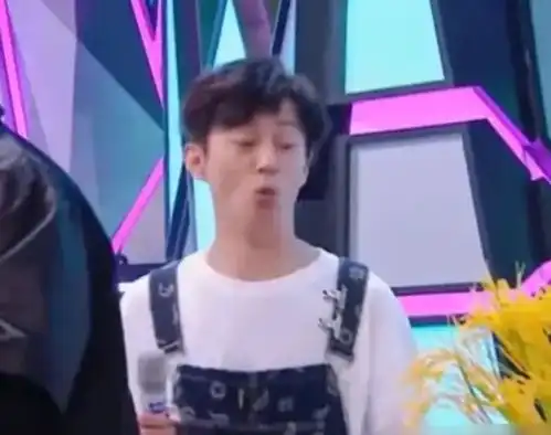 何炅闻了豆汁味要吐了,邓伦肖战表情失控,只有关晓彤一脸享受