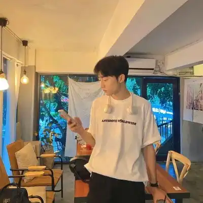 小男孩低着头笑表情包