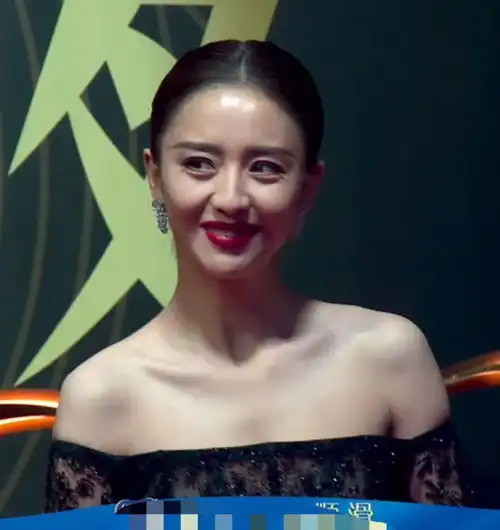 微博之夜照妖镜热巴一脸疙瘩,佟丽娅成黑大妈,郑爽全场最差