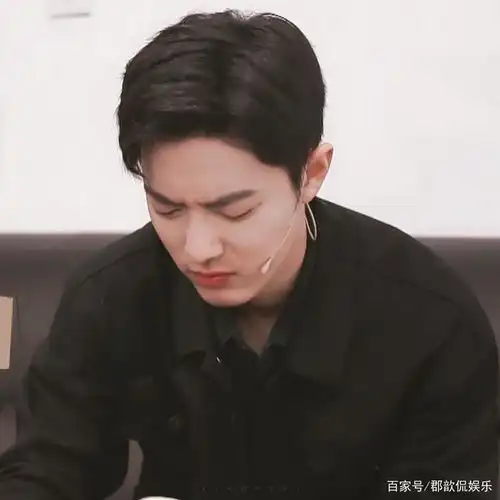 肖战又凡尔赛了粉丝无奈战哥的腰,是我们减肥路上的风向标