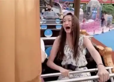 大宝表情管理有多牛关晓彤坐海盗船成表情包,她却丝毫不乱