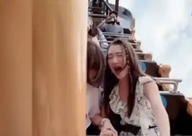 大宝表情管理有多牛关晓彤坐海盗船成表情包,她却丝毫不乱