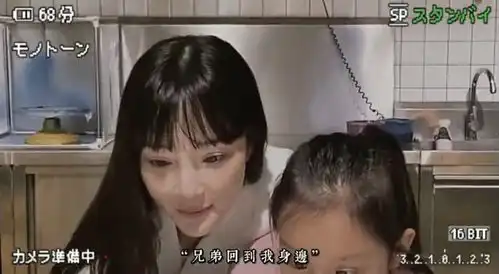 李小璐晒视频把甜馨亲成表情包,母女同款发型穿搭,像俄罗斯套娃