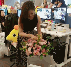 gif搞笑趣图你们两个这是喝了多少啊还骑车回家