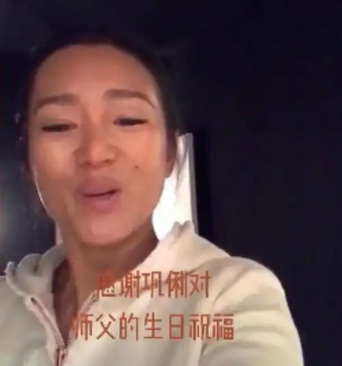 巩俐的气场全靠包装,卸了妆就是普通人一个,除了黑就是老