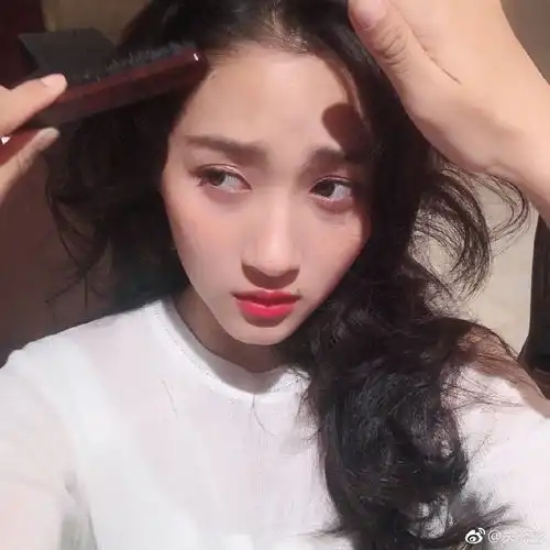 国民闺女关晓彤晒自拍照,求网友ps成表情包被玩坏