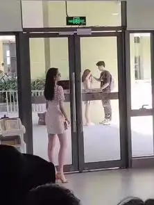 关晓彤拍戏路透照,穿紧身裙身材,满屏都装不下她的腿