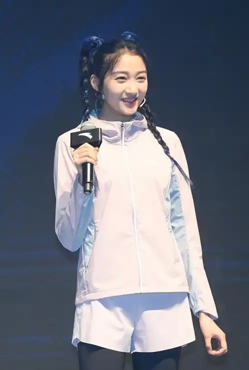 关晓彤在张继科面前颠乒乓球是什么水平