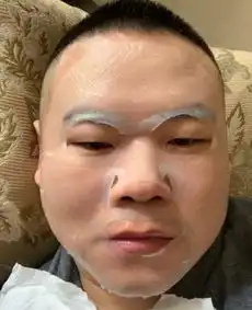 岳云鹏与徒弟合照,小表情超逗,岳岳白发抢镜