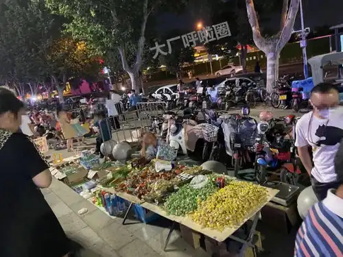 原来大厂人都是这样摆摊的小编实地探访夜晚的十村步行街美利广场...附海量照片