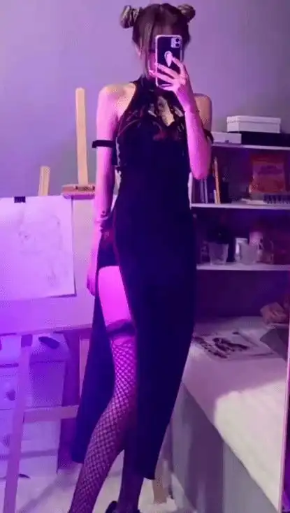 美女主播解锁性感密码渔网搭配旗袍,手臂戴铁链搞创新