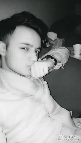 逃不出长残魔咒童星阿尔法变肌肉男商场走穴皮肤粗糙