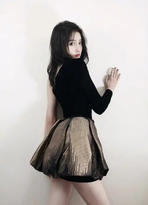 国民闺女关晓彤风格大转变,白色包臀裙搭配卷发,女人味十足