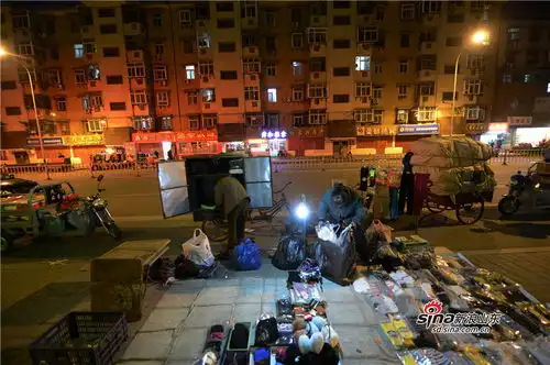 图片记录夜市摆摊人
