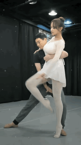 黑丝也能当衣服穿肉腿更适合蹬自行车的动态图
